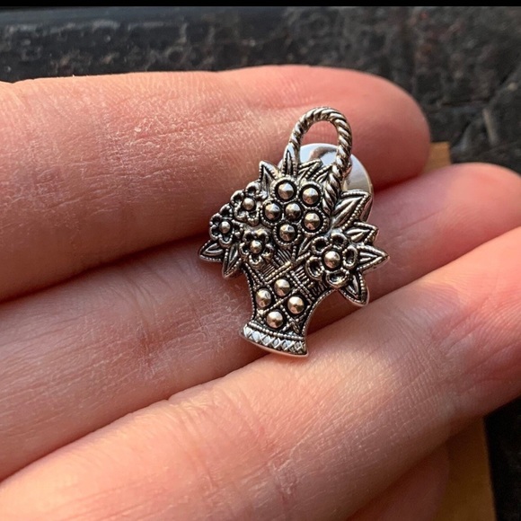 Vintage Set Of Two Metal Flower Basket
Brooches / Pins - Picture 3 of 4